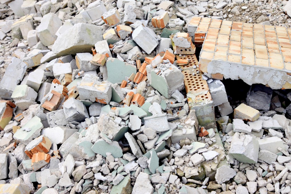 construction environment pollution concrete waste trash background rubbish wreck debris t20 1QQ41v
